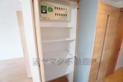 キッチン横にも収納完備。共有スペースにあるので、非常時にもすぐ取り出せる防災グッズや備蓄品の収納などにおススメ＾＾ 