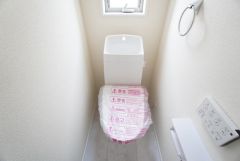 1階2階の2ヶ所にトイレがありますので、忙しい朝にも家族に気を使わず、ゆとりが生まれますね＾＾ 小窓付きで換気する時に便利です＾＾