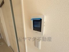 防犯はもちろん、セールスマン対策にもなるモニター付きインターホンです。 来訪者の顔が見えるので安心ですね＾＾