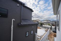 隣の家との距離が遠いので、陽当たりもしっかり確保＾＾お洗濯はもちろん、日光浴スペースにも＾＾