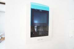  防犯はもちろん、セールスマン対策にもなるモニター付きインターホンです。お子さん1人での留守番時にも活躍しそうです。