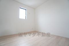 2階4.5帖テレワークルーム。在宅勤務が増えたご家庭でも、家族の時間と仕事時間を両立しやすい環境です。 もちろん、収納としてもご利用いただけます＾＾