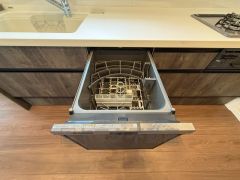 炊事時間を大幅に短縮できる食器洗浄乾燥機付き＾＾食器を洗う手間が減るので家族とのコミュニケーションの時間や自分の時間が増えますね。 