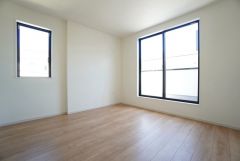 主寝室としてお使いいただけそうなこちらのお部屋は、日当たりが良く、爽やかな風を感じて起きる朝は、快適生活の始まりに。