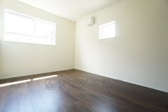 2面採光を確保した明るい室内は、風通しも良く、大変居心地の良い空間となっております。日当たりがよく、子供部屋としての利用もおすすめ。