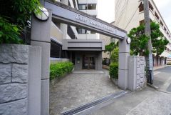 エントランスに続くお洒落なアプローチ入口です。外まで管理が行き届いた綺麗なマンションです。手入れの施された植込が迎えてくれます＾＾