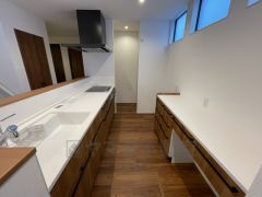 対面式キッチンなのでリビングにいるご家族とコミュニケーションを取りながら洗い物や、お料理が楽しめそうですね＾＾キッチン後方にはカップボード付きです＾＾