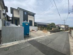 前面道路は南側約4.6ｍの公道に面しています。 住人以外の車の進入も少なく、小さなお子様を持つご家庭にも安心です＾＾ ゆめモール那珂川(車5分/1.7ｋｍ)