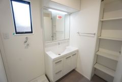 三面鏡裏収納付き洗面化粧台です＾＾ 歯磨きセットやスキンケア用品などの収納にご利用いただけます。ランドリースペース上部には窓も付いており換気に便利です＾＾