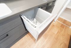 家事の時間が短縮できるフルオープンで開けやすい食器洗い乾燥機付。食事後に家族とのくつろぎタイムをしっかり取れます。