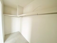 寝室にはハンガーパイプ付きのウォークインクローゼットが設けられています。たっぷり収納できるので衣替えの心配もいりませんね＾＾