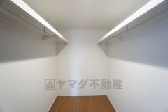 寝室にはハンガーパイプ付きの広々としたウォークインクローゼット（3.5帖）が設けられています。たっぷり収納できるので衣替えの心配もいりませんね＾＾