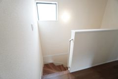 小さなお子様やご高齢の方でも安心できる、手すり付き階段。段差も低めで設定されており、安全性にも優れています。