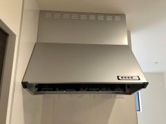 調理時の蒸気や匂いが換気扇に誘導され、効率的に排煙ができます＾＾