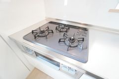 複数の調理を一度に行うことができる3口コンロ。効率よくお料理が出来ます。毎日のお料理も楽しくなりますね＾＾