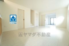 窓から光が差し込む明るいダイニングです＾＾