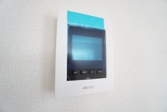 防犯はもちろん、セールスマン対策にもなるモニター付きインターホンです。 来訪者の顔が見えるので安心ですね＾＾
