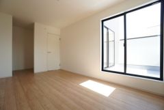 8.6帖。主寝室としてお使いいただけそうなこちらのお部屋は、日当たりが良く、爽やかな風を感じて起きる朝は、快適生活の始まりに。