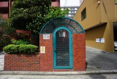 1階エントランス横にゴミ捨て場があります＾＾嬉しい屋根・ドア付き＾＾ （各ゴミ出しの曜日はお問い合わせください。）