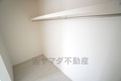 洋室にはハンガーパイプ付きのウォークインクローゼットが設けられています。たっぷり収納できるので衣替えの心配もいりませんね＾＾