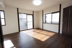 9帖。主寝室としてお使いいただけそうなこちらのお部屋は、日当たりが良く、爽やかな風を感じて起きる朝は、快適生活の始まりに。 