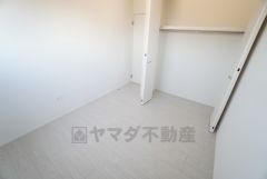 洋室にはハンガーパイプ付きのクローゼットが設けられています。たっぷり収納できるので衣替えの心配もいりませんね＾＾