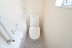 温水洗浄機付トイレです。節水機能もあるので、安心して使えますね。もちろん、1階2階の2ヶ所にトイレがあるので、忙しい朝にもゆとりができますね。