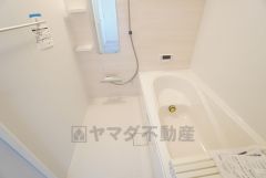 1日の疲れを癒すくつろぎのバスルーム。足を伸ばしてもゆったりと入れるサイズです。お子様と一緒にお風呂に入っても狭くないですね＾＾