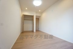 7.9帖の洋室です。クローゼット付きなので、すっきりと整理整頓でき気持ちよく過ごせますね＾＾