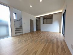 大きな掃き出し窓のあるリビングは、陽光あふれる明るい空間です。ゆったりと寛げる憩いの場となりそうです。