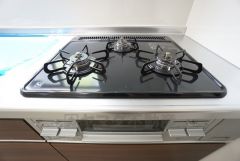 3種類の料理が同時に調理できる、3口ガスコンロ。忙しい夕食の支度時間が短縮できて効率よくお料理が楽しめます。 