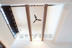 リビング上部は吹抜け＾＾天井まで見渡すことが可能であるため視線の抜けが良く、実際の部屋の広さよりも広く感じます＾＾