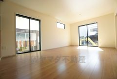 大きな掃き出し窓のあるリビングは、陽光あふれる明るい空間です。ゆったりと寛げる憩いの場となりそうです。