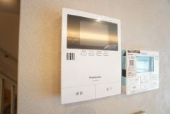 防犯性、セキュリティ対策に安心できるテレビモニター付きインターフォンです。セールスマン対策にもなり安心できます。