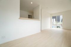 大きな掃き出し窓のあるリビングは、陽光あふれる明るい空間です。ゆったりと寛げる憩いの場となりそうです。