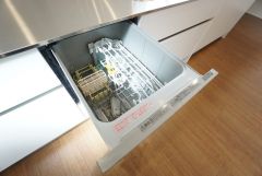 炊事時間を大幅に短縮できる食器洗浄乾燥機付き＾＾食器を洗う手間が減るので家族とのコミュニケーションの時間や自分の時間が増えますね。