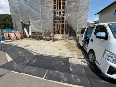 駐車スペースはゆとりある3台分以上を確保。マイカー用に、お客さま用に、余裕を持ってご利用いただけます。