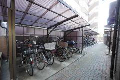 屋根付き駐輪場なので、雨の日も自転車を安心して保管できます。通勤・通学に自転車を使う方にも便利です＾＾