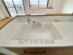 広々としたシンクは使い勝手が良く、お料理や片付けも快適に行えます。シンプルで美しいデザインが、毎日の暮らしを心地よく彩ります。