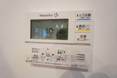 キッチン横からお湯張り、追い炊き、足し湯がボタン一つで楽々操作できる給湯機リモコンです＾＾忙しい夕飯の準備の時間帯に重宝しますね。