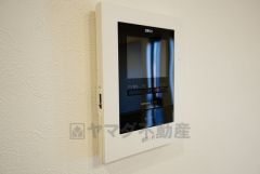 同仕様写真。 防犯はもちろん、セールスマン対策にもなるモニター付きインターホンです。お子さん1人での留守番時にも活躍しそうです。