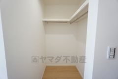 ウォークインクローゼット付き＾＾ハンガーパイプ下にボックスを置いて、枕棚を活用して、たっぷりと収納できそうです＾＾
