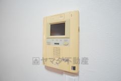 防犯はもちろん、セールスマン対策にもなるモニター付きインターホンです。お子さん1人での留守番時にも活躍しそうです。