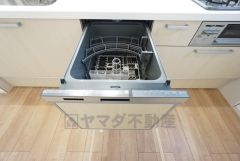 炊事時間を大幅に短縮できる食器洗浄乾燥機付き＾＾食器を洗う手間が減るので家族とのコミュニケーションの時間や自分の時間が増えますね。