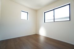 2面採光を確保した明るい室内は、風通しも良く、大変居心地の良い空間となっております。日当たりがよく、子供部屋としての利用もおすすめ。