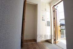 姿見付きのシューズボックスがある玄関。お出かけ前の身だしなみチェックもバッチリですね＾＾