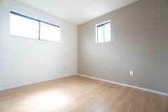 主寝室としてお使いいただけそうなこちらのお部屋は、日当たりが良く、爽やかな風を感じて起きる朝は、快適生活の始まりに。