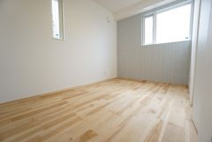 2面採光を確保した明るい室内は、風通しも良く、大変居心地の良い空間となっております。日当たりがよく、子供部屋としての利用もおすすめ。