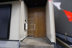落ち着いたブラウントーンの玄関ドア。