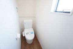 1階2階の2ヶ所にトイレがありますので、忙しい朝にも家族に気を使わず、ゆとりが生まれますね＾＾ 小窓付きで換気する時に便利です＾＾
